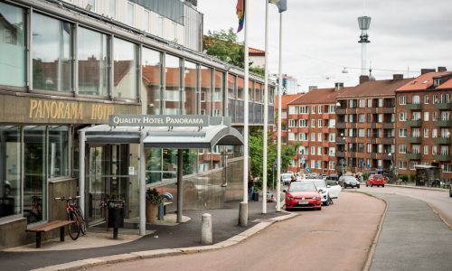 Ihop med Flodéns skall vi göra en omfattande helrenovering av Hotell Panorama i centrala Göteborg.
Projektet omfattar hotellets 14 våningar, inklusive reception och restaurang samt totalt 336 hotellrum. I arbetet ingår byte av fasad, nytt storkök, renovering av samtliga ytskikt, badrum samt konferensrum.
