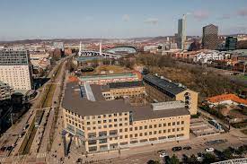 I samarbete med Brixly genomför vi en större renovering av Burgården/Drottning Bernadotte Gymnasium. Ett projekt som startade 2022 med renovering av metodkök för att sedan gå över i totalrenovering av Drottning B Gymnasium. Pågår fram till sommaren 2025.